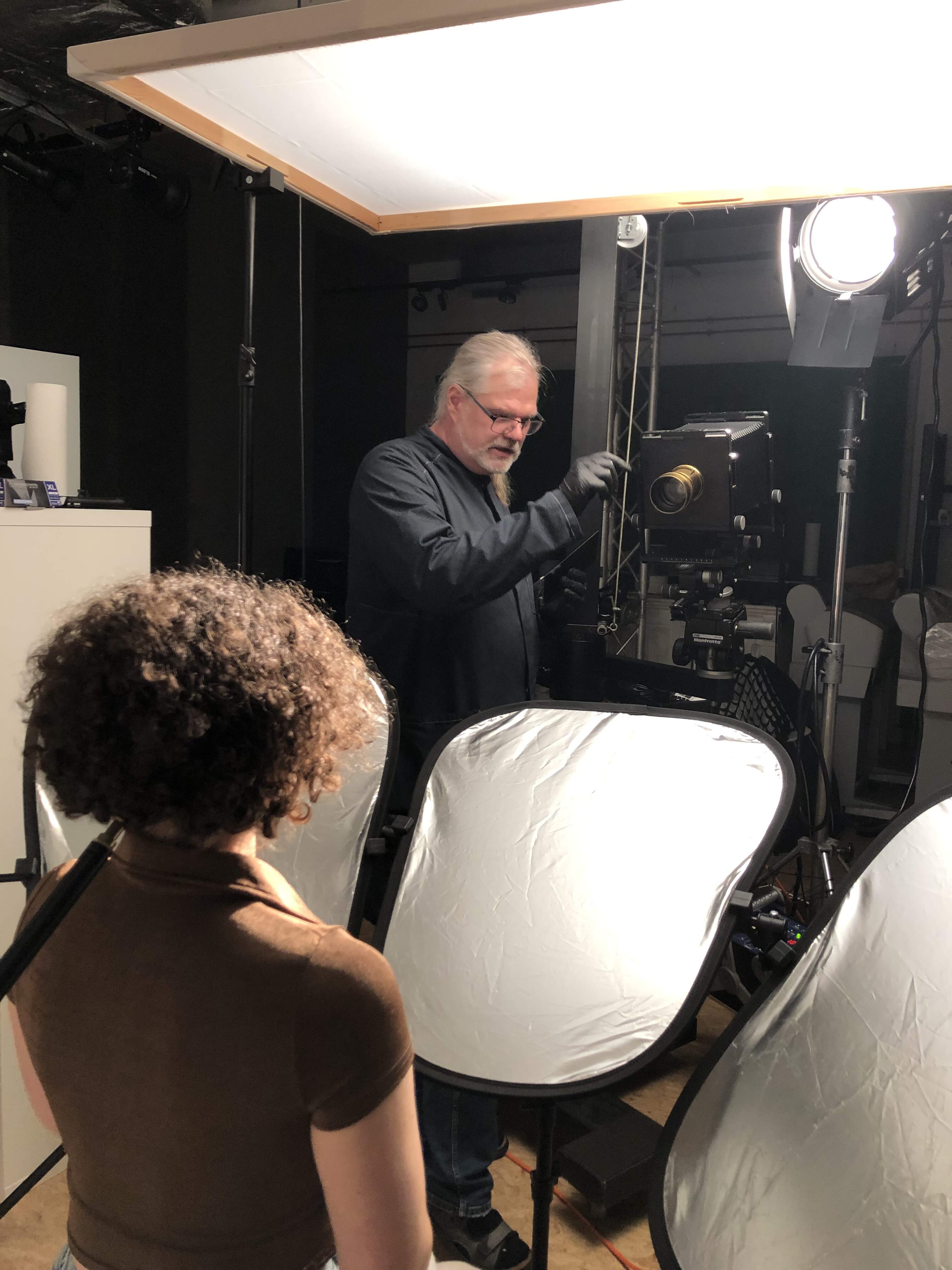 Arbeit im Studio Nassplatte (wetplate) erstellen, Fotograf und Modell mit Großformatkamera